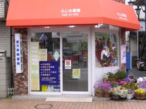 集まったイラストは商店街のウインドーに貼って展覧会。「うどん」で来てくれた親子さんが見物に。