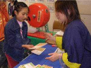 投票当日は学生がどうしてもやりたいと言った「ガラポン」を商店街が用意してくれて。