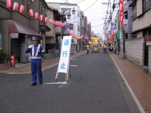 今度は商店街、学生などで仕切る「ふじみどりまつり」が。普段はこんな感じの商店街だが。。。