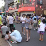 当日、こんなに大勢のお客さん。通常の盆踊りの３倍と商店主さんたちの声。