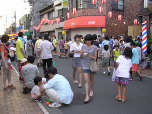 当日、こんなに大勢のお客さん。通常の盆踊りの３倍と商店主さんたちの声。