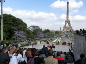 ５月の晴れ間、気ままに始まったパフォーマンスに集まったパリの人たち。