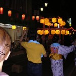 最後はみんなで盆踊り。中国人留学生のアイデアで上海の夜まつりを模した提灯飾りが。