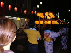 最後はみんなで盆踊り。中国人留学生のアイデアで上海の夜まつりを模した提灯飾りが。