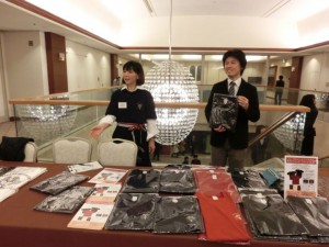 同窓会で販売イベント。製造元社長自ら売り場に。お客様の声で次の製品開発が（如水会館）。