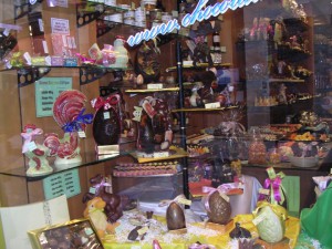 復活祭の季節、まちはたまご型のチョコレートであふれる。お店もお客も気持ちがはずむ。