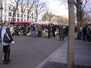 どうってない道路が週末になるとさりげなくマルシエに変貌。