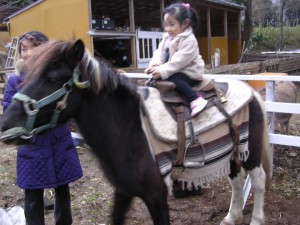 女の子のうれしそうな顔！　これならきっと武蔵野の子供たちも喜んでくれる。