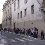 パリでは小中高生の列によく出会う。行く先は美術館など。まちはもうひとつの学校。