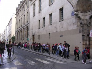 パリでは小中高生の列によく出会う。行く先は美術館など。まちはもうひとつの学校。